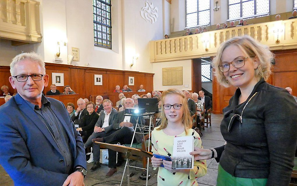 Prof. Beatrice de Graaf en haar dochter bij de in ontvangstneming van het boek “Geloof laat een Muur vallen”. beeld Jan van Reenen