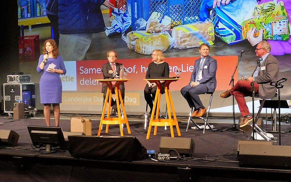 Forumdiscussie, met onder andere Vincenza La Porta (l), ds. Elbeth Grutteke, dr. René de Reuver en Feije Duim (r). beeld RD