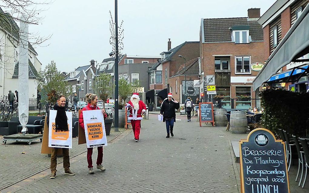 Met borden worden belangstellenden naar de Alledagkerk gelokt. beeld RD