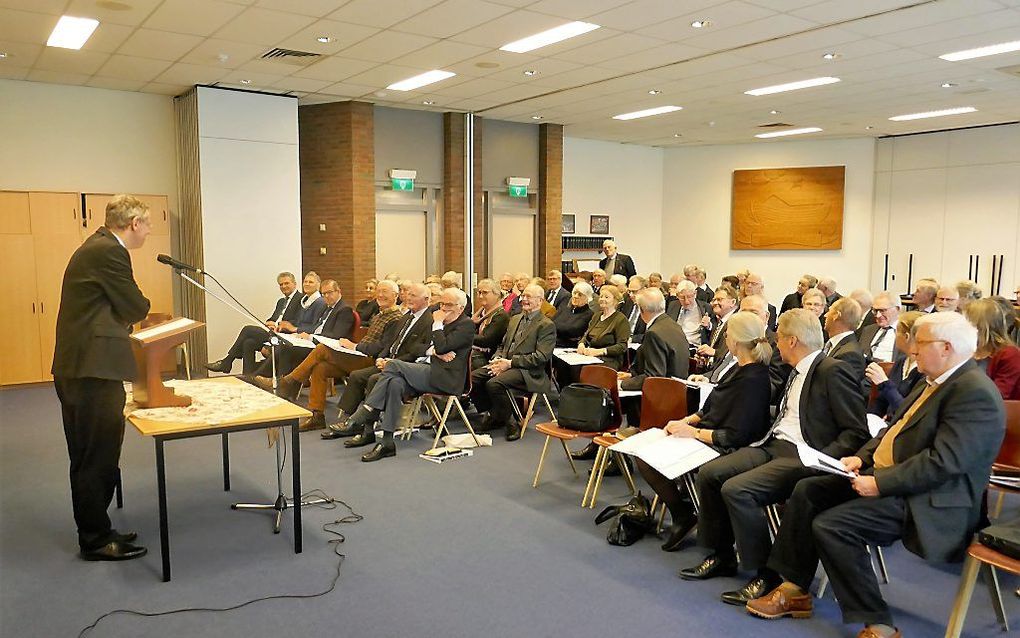 Ds. P. den Ouden (l.) beantwoordt vragen uit de zaal tijdens de SSNR-cursus in Veenendaal, zaterdag. beeld RD