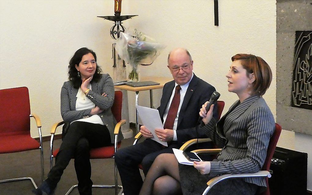 Dewi van de Weerd, ambassadeur van Nederland in Albanië, Victor Scheffers, voorzitter van Stichting Communicantes, Adia Sakiqi, ambassadeur van Albanië in Nederland (v.l.n.r.) zaterdag tijdens een debat in Tilburg.  beeld RD