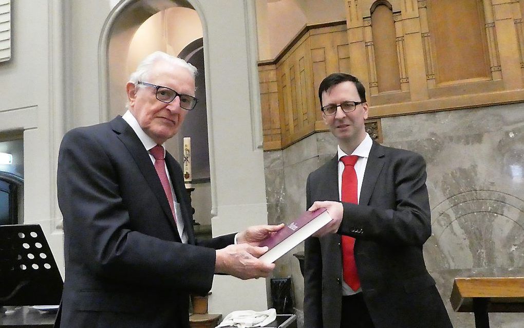 Presentatie van het het vierde en laatste deel van het Psalmencommentaar van prof. dr. J. Douma (l.) door uitgever P. Rouwendal (r.).  beeld RD