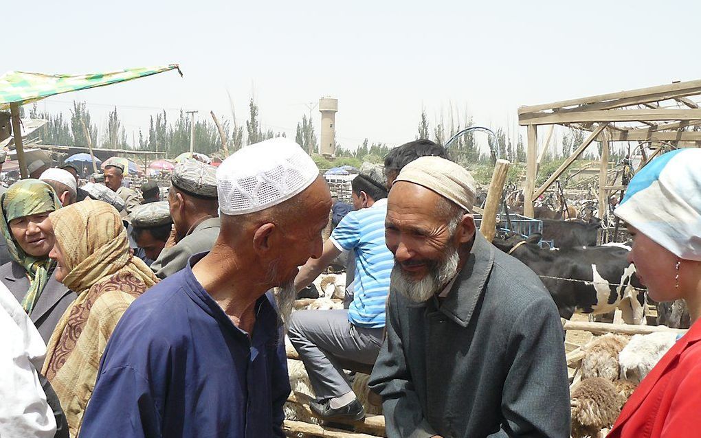 Oeigoerse handelaren op de markt in de stad Hotan, gelegen in de westelijke provincie Xinjang in China. beeld RD