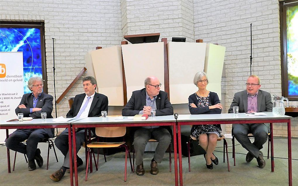 Ds. Henk Drost, prof. dr. Arjan de Visser, ds. Rufus Pos, Ida Slump-Schoonhoven, dr. Dolf te Velde (v.l.n.r.). beeld RD