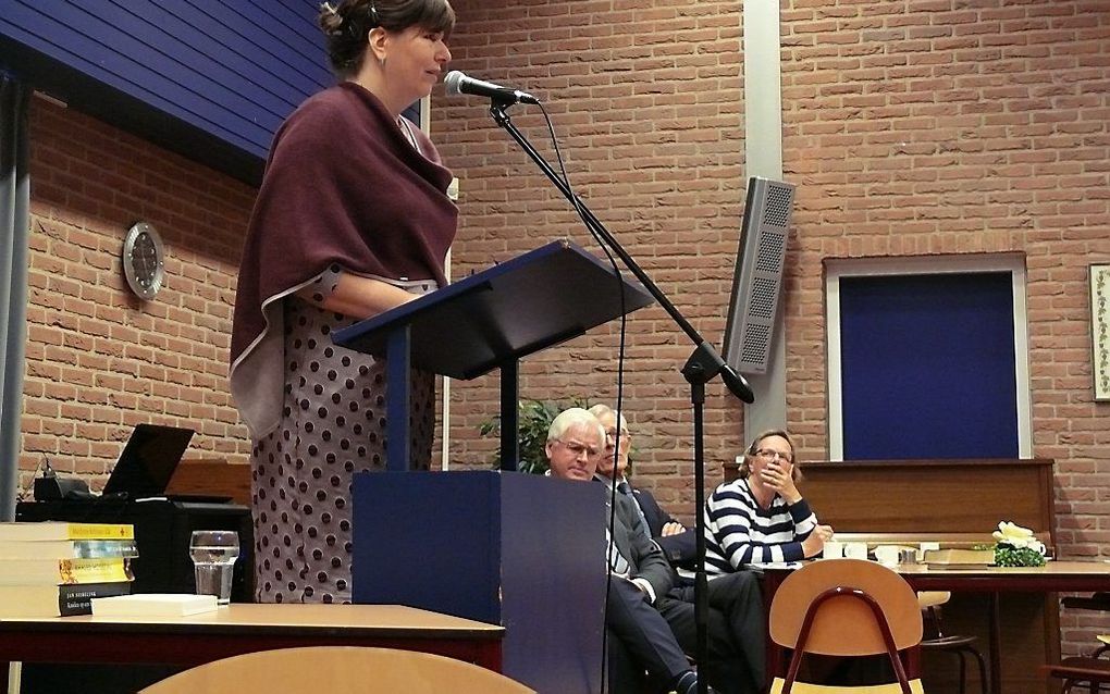 Dr. Enny de Bruijn (l.) sprak woensdag in Veenendaal voor hervormd-gereformeerde emeritipredikanten, predikantsvrouwen en -weduwen. beeld Gerrit van Dijk