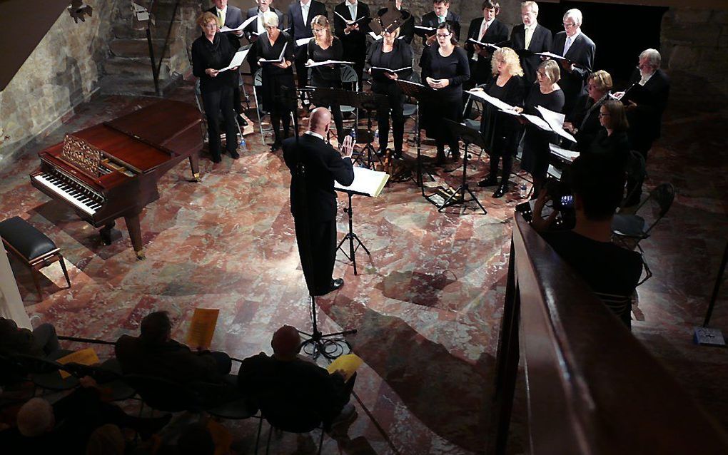 Het Bovenkerk Kamerkoor o.l.v. Ab Weegenaar (tevens stadsorganist van Kampen en organist van de Bovenkerk) in Parijs. beeld Gerrit van Dijk