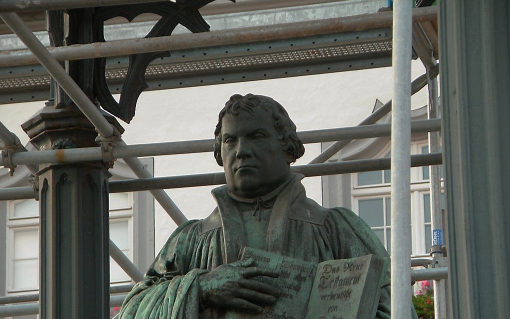 Een paar jaar geleden stond Luthers standbeeld in Wittenberg nog in de steigers. Zo moet de kerk voortdurend gereformeerd worden. beeld RD