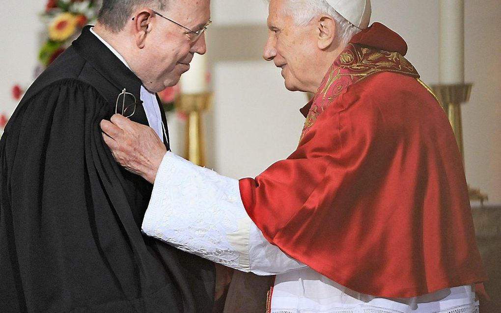 Paus Benedictus XVI en ds. Nikalaus Schneider, raadsvoorzitter van de Evangelische Kerk in Duitsland, in september 2011 in Erfurt.  beeld EPA, Norbert Neetz