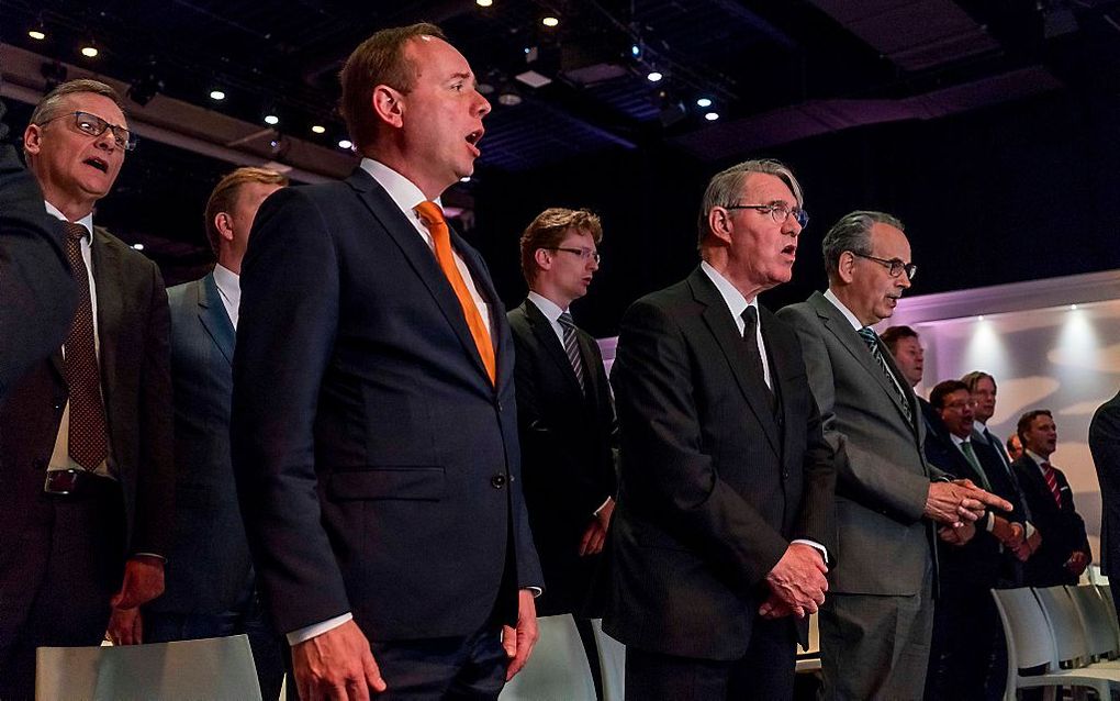 SGP-leider Van der Staaij met naast hem oud-leider Van der Vlies. beeld Cees van der Wal.