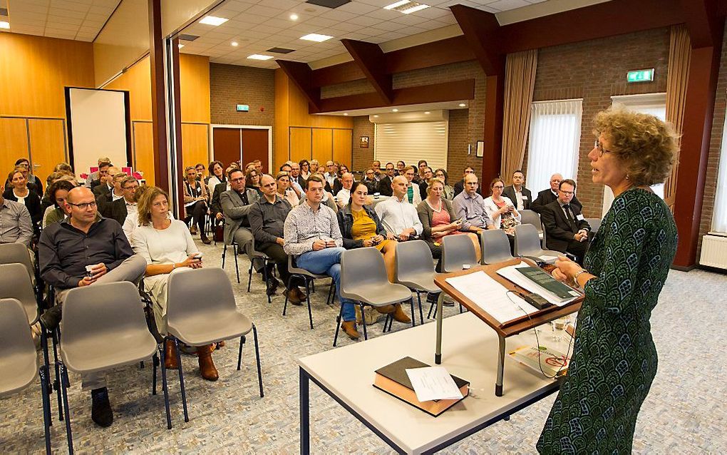 Dineke Groeneveld (r.) sprak vrijdag in Werkendam op een bijeenkomst van het Platform Jeugdhulpverlening over pleegzorg. Thema was: ”Ze horen bij ons!” beeld RD, Anton Dommerholt