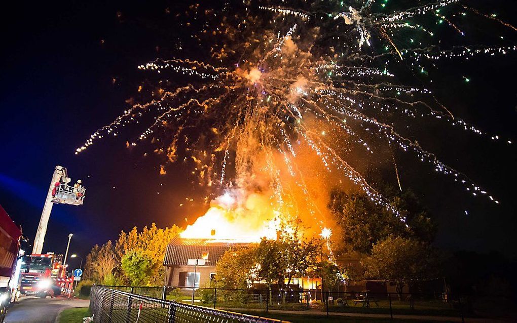 Een brand in een woning aan de Oude Voskuilersteeg is onbedoeld uitgelopen op een vuurwerkshow. In het pand brak door onbekende oorzaak brand uit waarna een grote lading vuurwerk afging. Drie mensen raakten gewond. beeld ANP