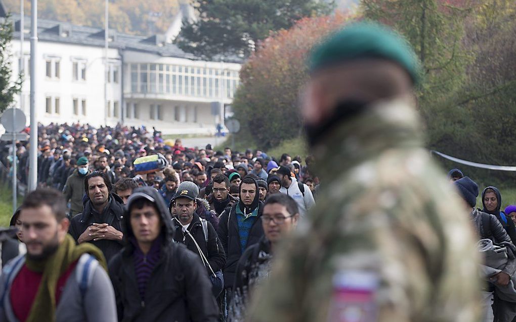 Migranten passeren de grens tussen Slovenië en Oostenrijk bij de grensplaats Spielfeld. beeld EPA