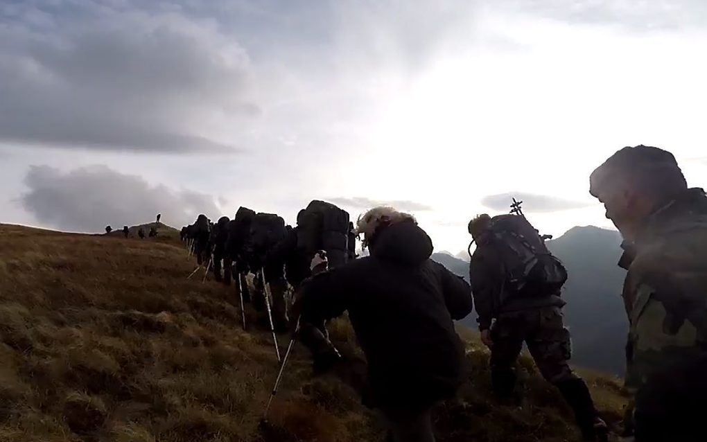 Mariniers en minister Hennis in de Schotse Hooglanden. Beeld uit video via twitter.com/sanderkool