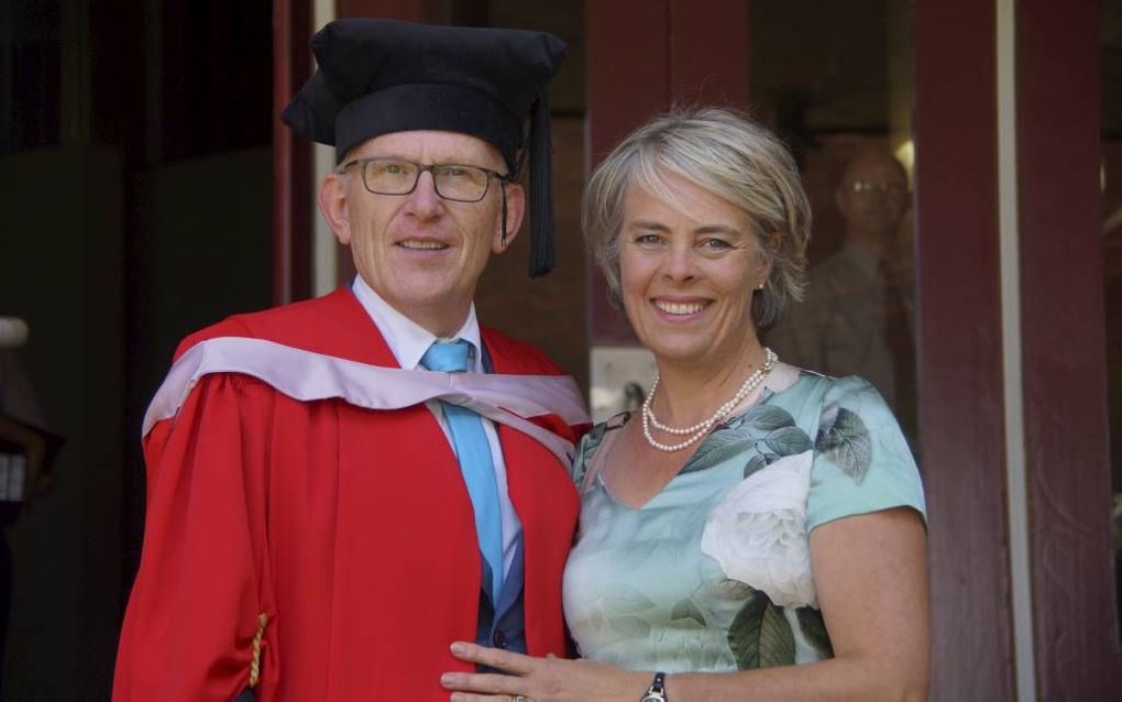 POTCHEFSSTROOM. Dr. André Jansen met zijn vrouw na zijn promotie aan de Universiteit van Potchefsstroom.  beeld André Jansen