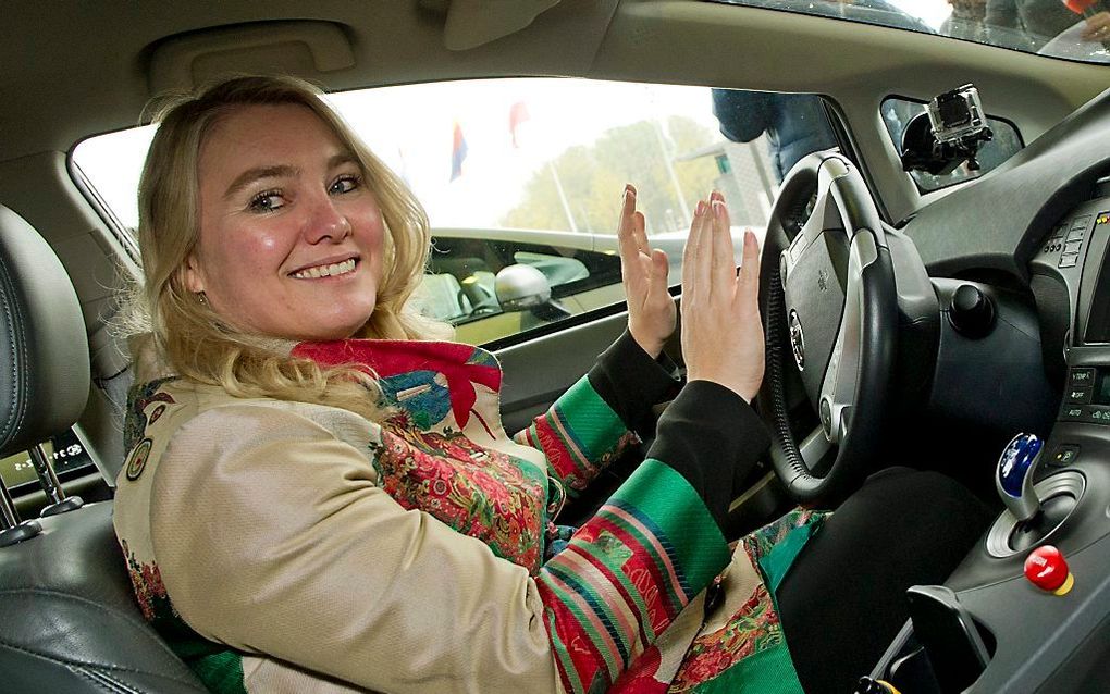 Minister Schultz van Haegen (Verkeer) in de eerste auto met rijondersteuning op de Nederlandse weg, november 2013. beeld ANP