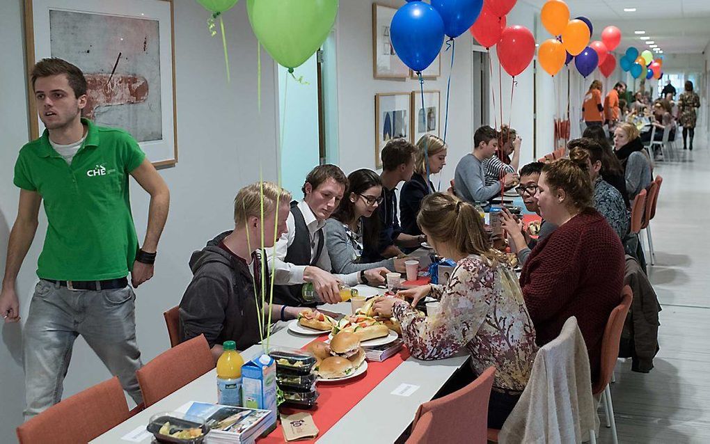 De Christelijke Hogeschool Ede (CHE) opende woensdagmorgen zijn nieuwe pand en verbouwde hoofdgebouw. beeld Niek Stam