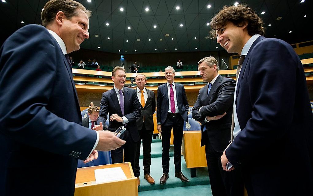 Alexander Pechtold (d66), Halbe Zijlstra (VVD), Kees van der Staaij (SGP), Arie Slob (ChristenUnie), Sybrand Buma (CDA) en Jesse Klaver (Groenlinks) in de Tweede Kamer. beeld ANP