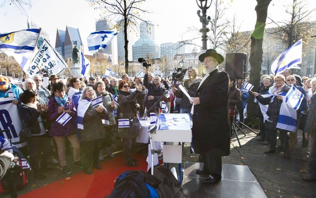 Rabbijn Evers spreekt demonstranten toe. beeld RD, Anton Dommerholt