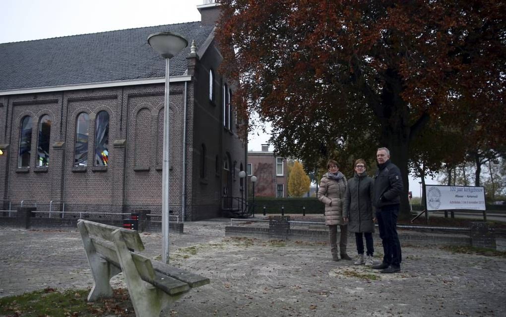 De jubileumcommissie van de protestantse gemeente in Alteveer-Kerkenveld wil een oorlogsmonument op het pleintje naast de kerk. V.l.n.r.: Janny Boels, kosteres Elly Coelingh en Johan Jonkman. beeld Eelco Kuiken