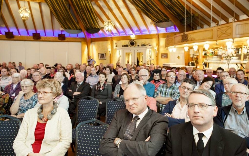 In De Vijverhoeve in Rouveen had donderdag een interkerkelijke hervormingsavond plaats. Op de voorgrond de beide sprekers, prof. dr. H. J. Selderhuis en ds. J. Joppe (r.). beeld Dick Vos