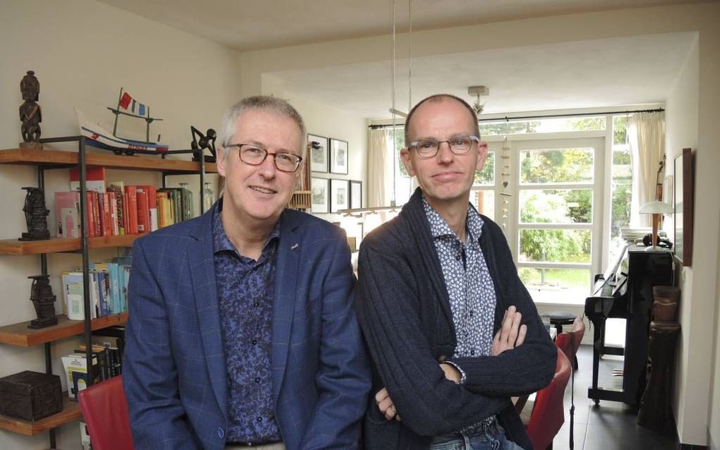 Joop Vogel (l.) en ds. Dick Mak van de Tehuisgemeente in Groningen. beeld RD