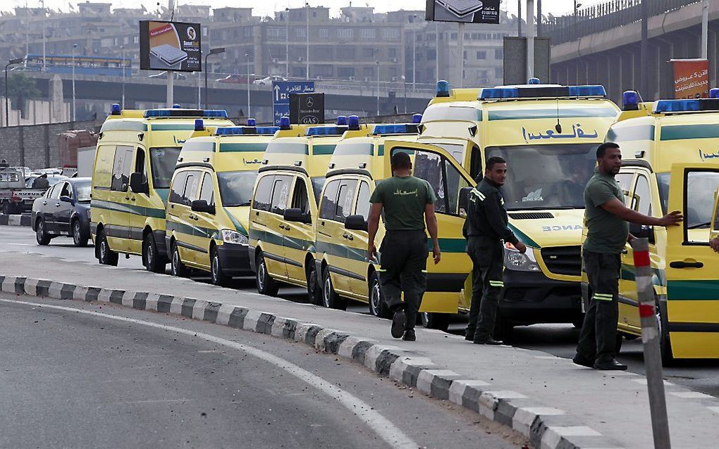 Aanhangers van terreurbeweging Islamitische Staat (IS) claimen het Russische toestel dat in Egypte is gecrasht, te hebben neergeschoten. Op de foto: ambulances staan paraat bij de luchthaven van Caïro. beeld AFP