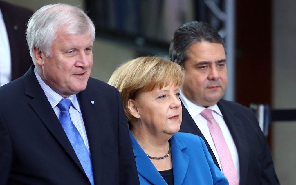 Seehofer (l.) en Merkel. Beeld EPA