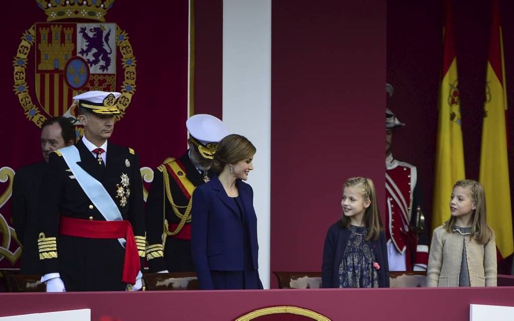 Prinses Leonor (2e v. r.) was met haar zusje Sofia en haar ouders, konig Felipe VI van Spanje en koningin Letizia op 12 oktober aanwezig bij een militaire parade in de Spaanse hoofdstad op de Spaanse nationale feestdag. beeld AFP