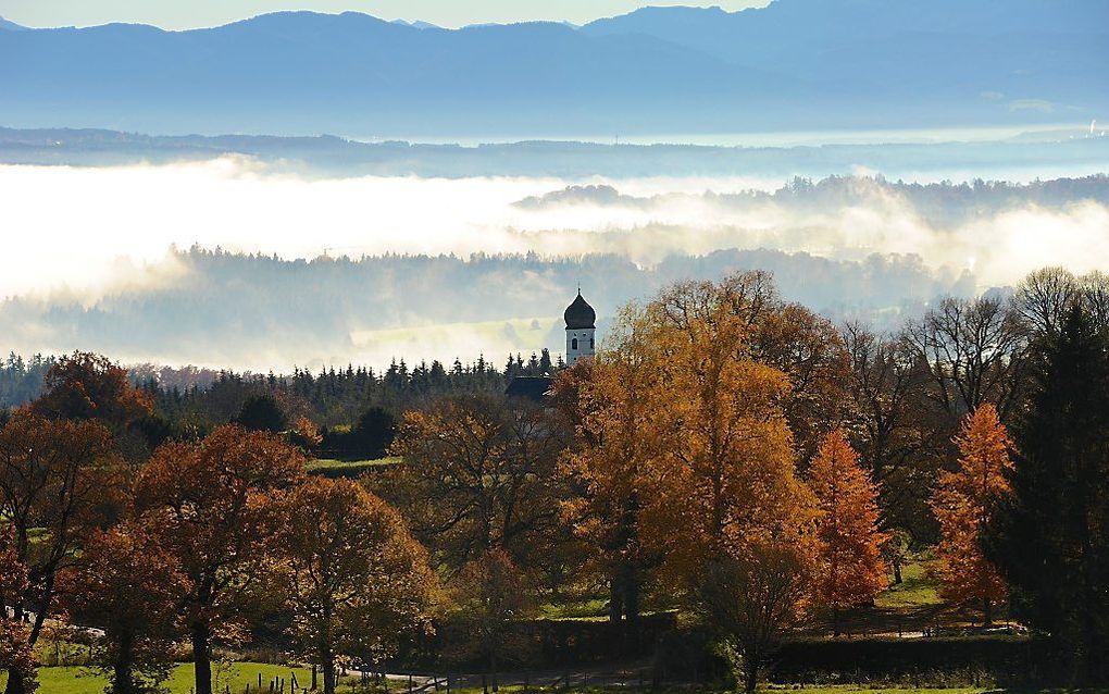 Mist hangt maandagochtend boven de Starnberger See bij Tutzing in de Duitse deelstaat Beieren. beeld EPA