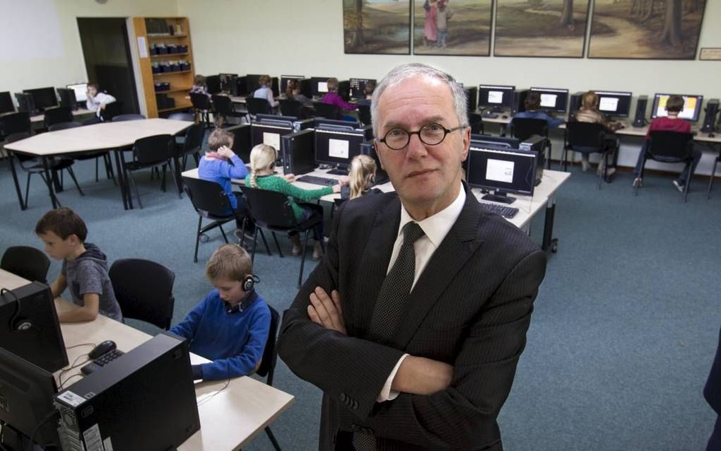 Directeur W. Korevaar van de Rehobothschool in Uddel in het computerlokaal van de school. „We ontkomen er niet aan om te anticiperen op allerlei ontwikkelingen in de maatschappij.” Foto RD, Anton Dommerholt