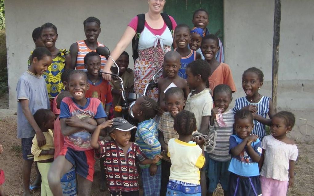 Marianne van Helden doet kinderevangelisatiewerk in Guinee-Bissau. „Zonder gebed is het werk niet mogelijk. Door gebeden gaan er deuren open.” beeld RD