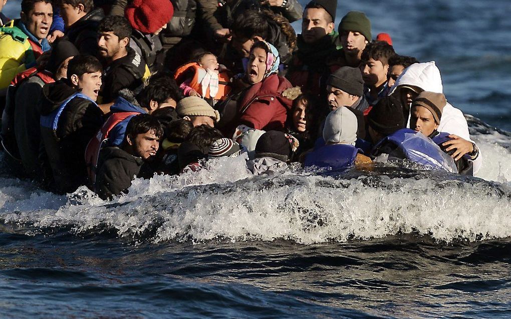 Een groep bootvluchtelingen voor de kust van het Griekse eiland Lesbos. beeld AFP