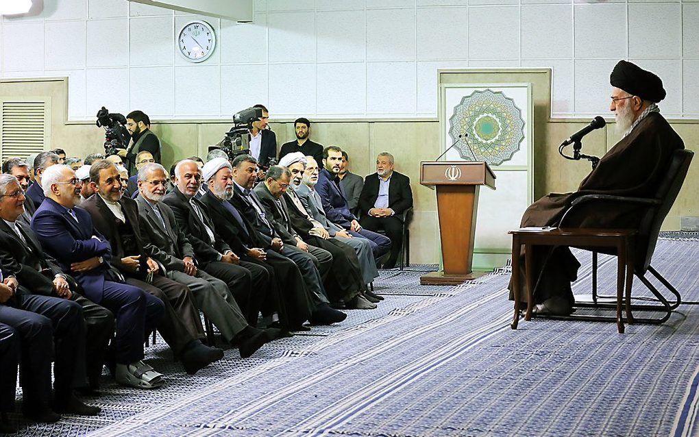 De opperste leider van Iran, ayatollah Ali Khamenei (R). beeld AFP