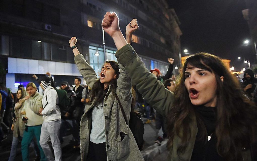 Demonstranten eisten in Boekarest het aftreden van de regering nadat een brand in een nachtclub in de hoofdstad 32 mensen het leven kostte. beeld AFP