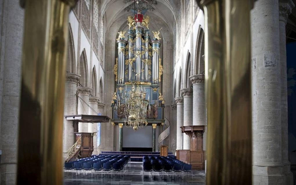 Interieur van de kerk, met het vierklaviers Flentroporgel (in de kleuren van het Huis Nassau, blauw en goud). Organist is Aart Bergwerff. Beeld RD, Henk Visscher