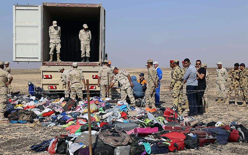 Bagage en resten van het toestel worden opgeruimd. Beeld AFP