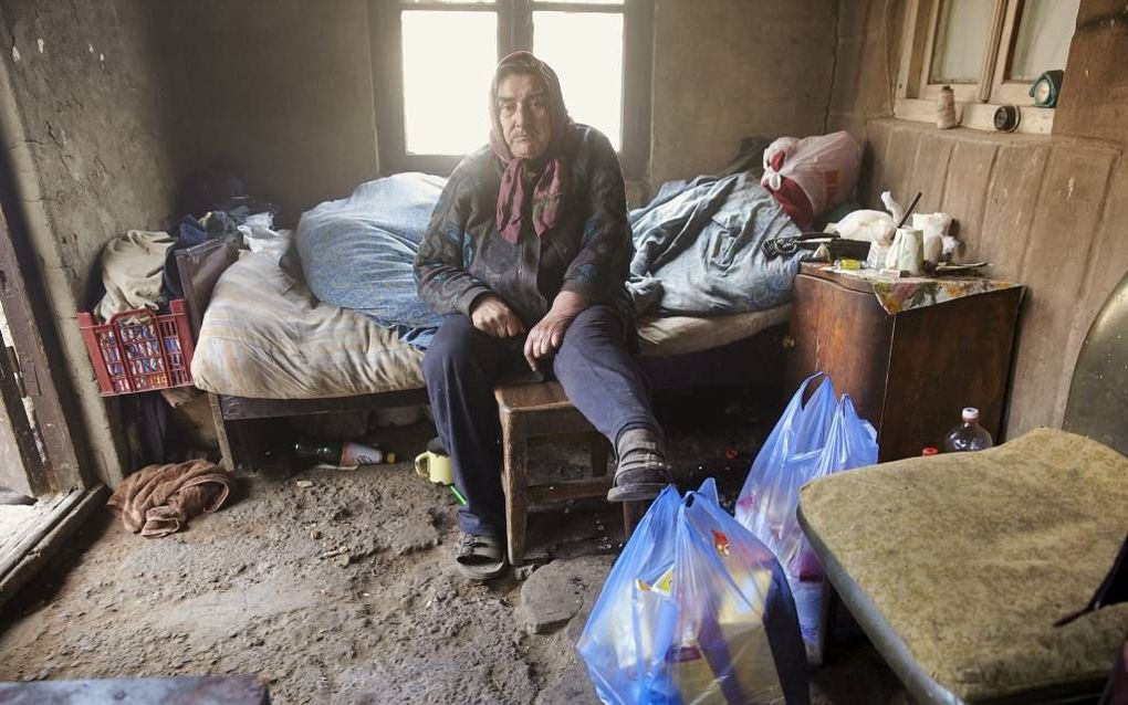 De 80-jarige weduwe Zsuzsuna woont ook ’s winters in een tochtig krot in de hoofdstad van Georgië, Tblisi. beeld Jaco Klamer