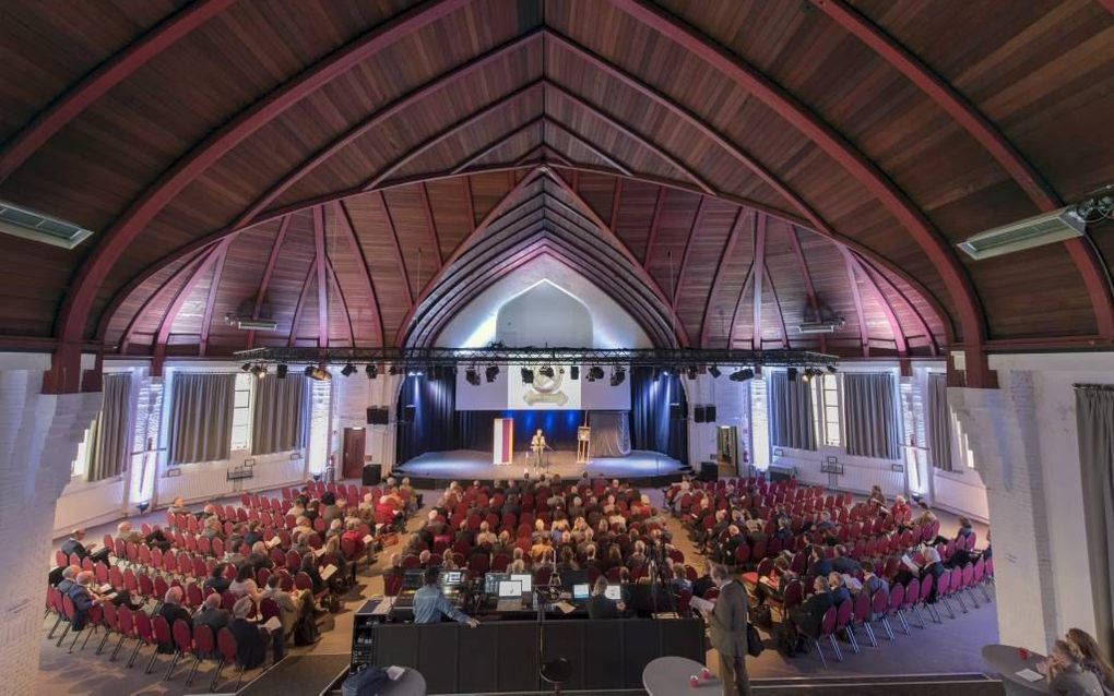 HILVERSUM. In de Zuiderkerk van Hilversum vond gistermiddag een symposium plaats over (her)gebruik van kerken. De Zuiderkerk stond op de lijst gesloopt te worden, maar is nu het onderkomen van de snelgroeiende internationale kerk Thousand Hills.   beeld R