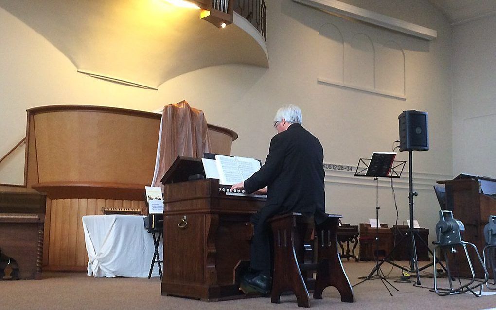 Concert van de Belgische organist Joris Verdin op een harmonium in de Bethelkerk in Barneveld. beeld RD