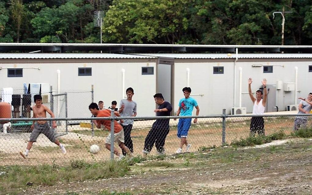 Voetballende immigranten in het detentiecentrum op Christmaseiland. Beeld EPA