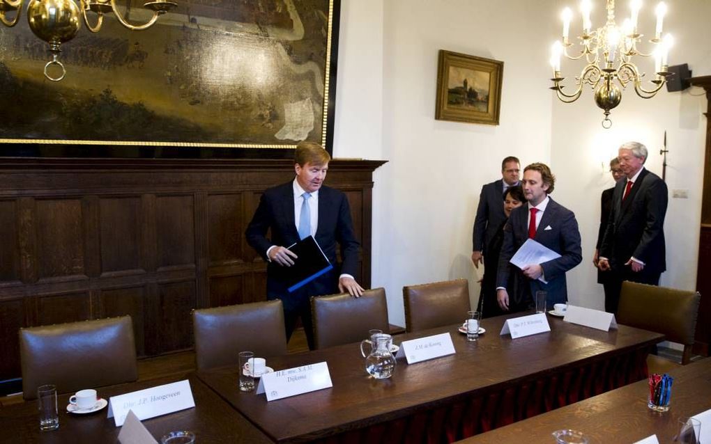 Koning  Willem-Alexander bezocht jaar Oudewater in verband met de vogelgroep. Hij sprak onder meer met burgemeester Verhoeve (op de foto met rode stropdas en papieren in zijn hand). beeld ANP