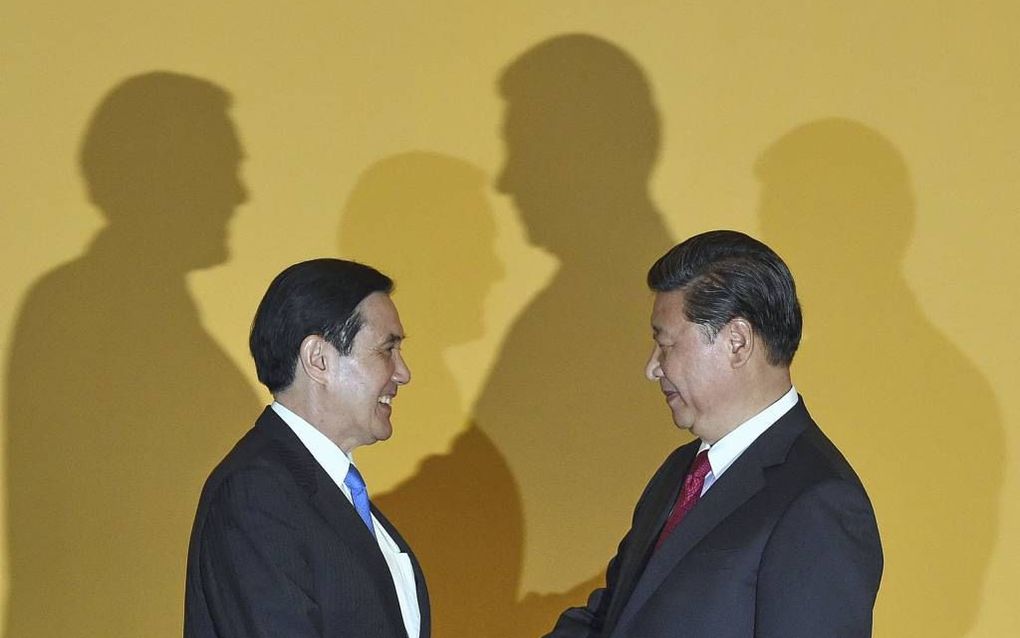 De Chinese president Xi Jinping (r.) schudde zaterdag de hand van zijn Taiwanese ambtgenoot Ma Ying Jeou. beeld AFP