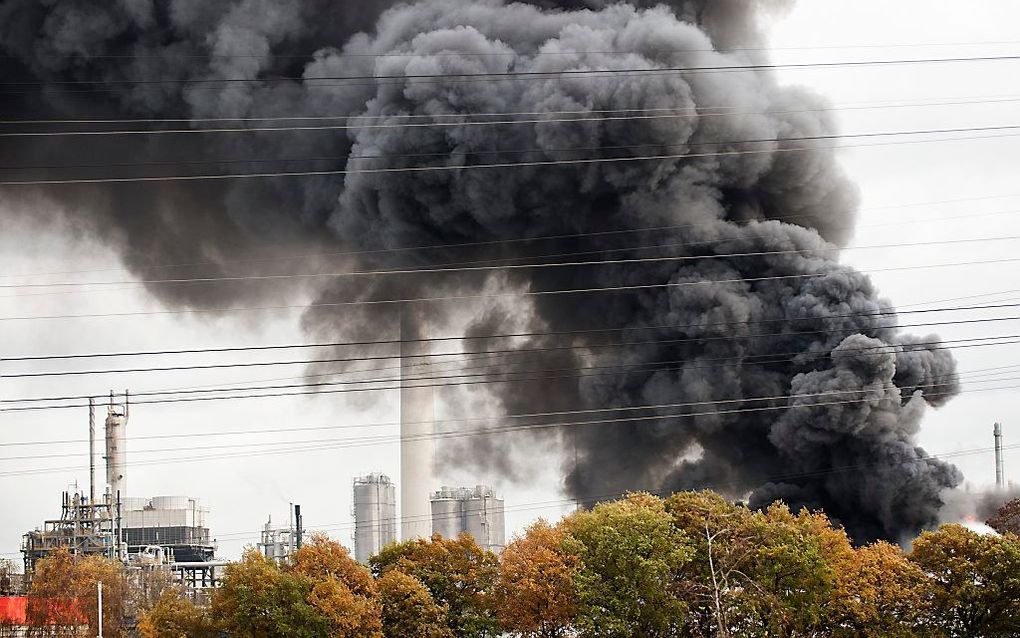 Op industrieterrein Chemelot is maandag een grote brand uitgebroken. Beeld ANP