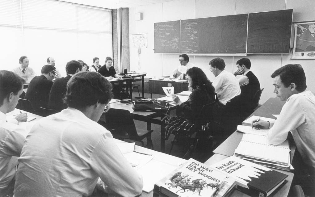 Docent I. A. Kole van de cursus godsdienstonderwijs (CGO) van de Gereformeerde Gemeenten behandelt een onderwerp met zijn studenten (juni 1985). Foto RD