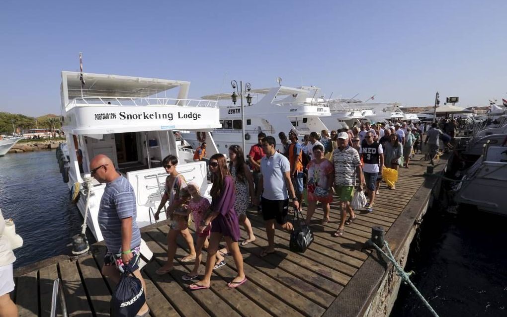 SHARM AL-SHEIKH. Gestrande toeristen gaan aan boord van boten die hen uit de Egyptische badplaats moeten evacueren. Sinds de crash van een Russisch toestel wordt er nog nauwelijks op de stad gevlogen. beeld EPA