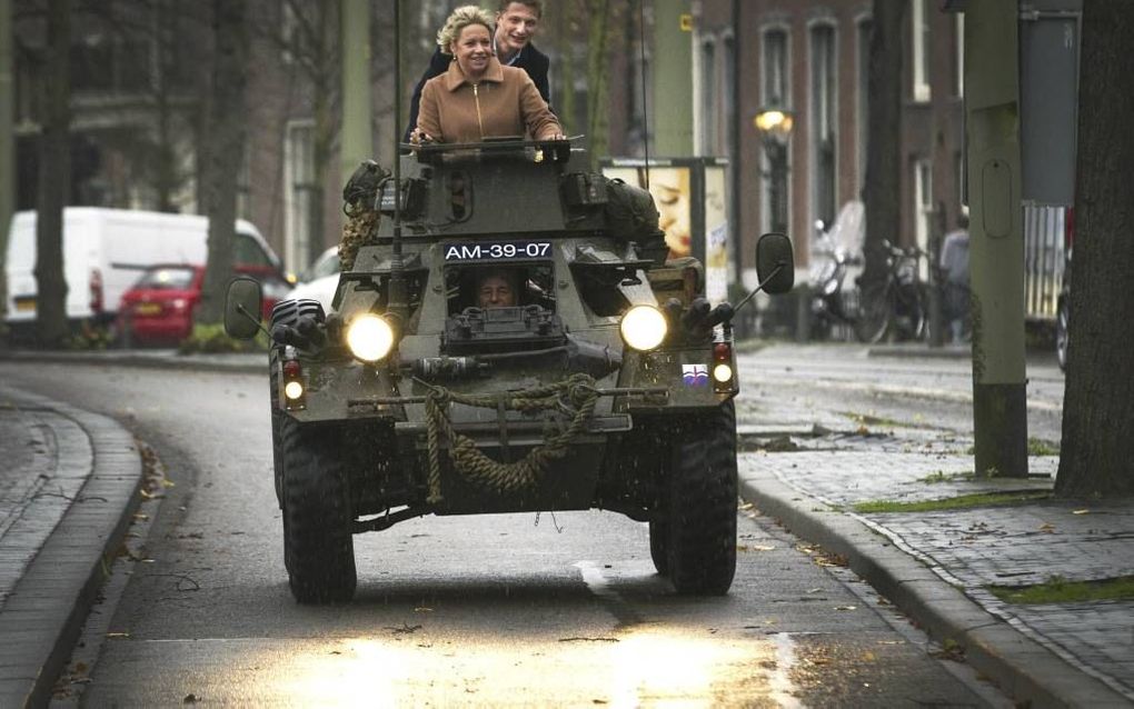 Minister Hennis van Defensie en Matthijs van de Burgwal (voorzitter van VVD-jongerenorganisatie JOVD) rijden door Den Haag in oud Brits verkenningsvoertuig. De JOVD en oud-VVD-partijleider Wiegel boden hun partijgenoot Hennis gisteren een petitie aan waar