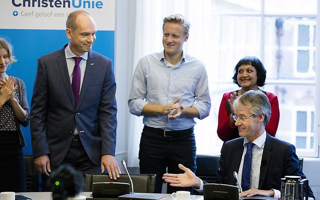 Slob (R) en zijn opvolger, Segers (L) dinsdagochtend. beeld ANP