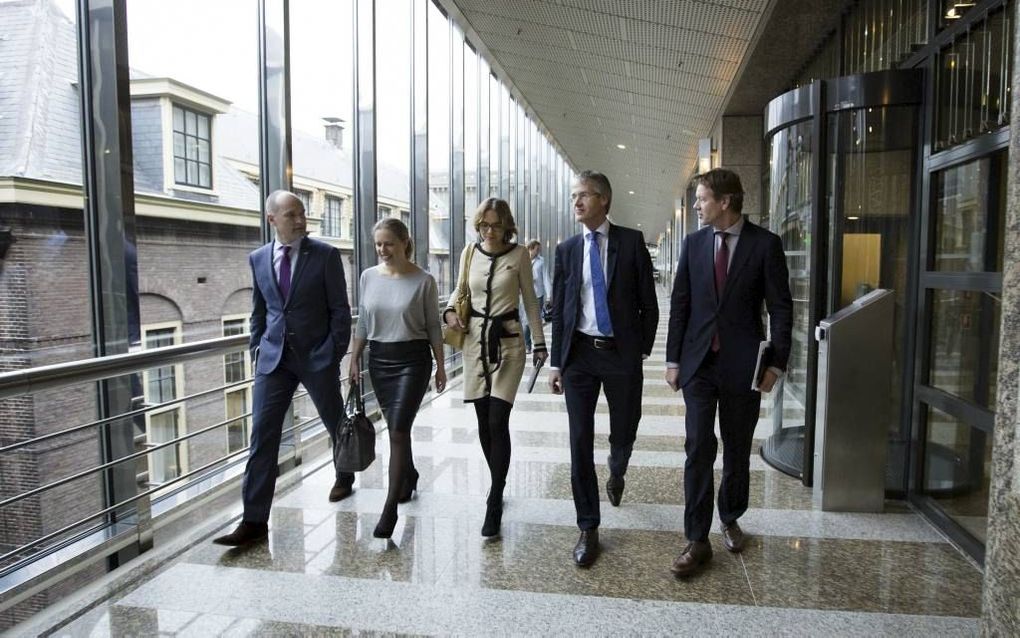 Van links naar rechts de ChristenUnieKamerleden Gert-Jan Segers, Carola Schouten, Carla Dik-Faber,  Arie Slob en Joël Voordewind voor aanvang van de fractievergadering hedenmorgen in het gebouw van de Tweede Kamer. Slob kondigde vanmorgen onverwacht zijn 