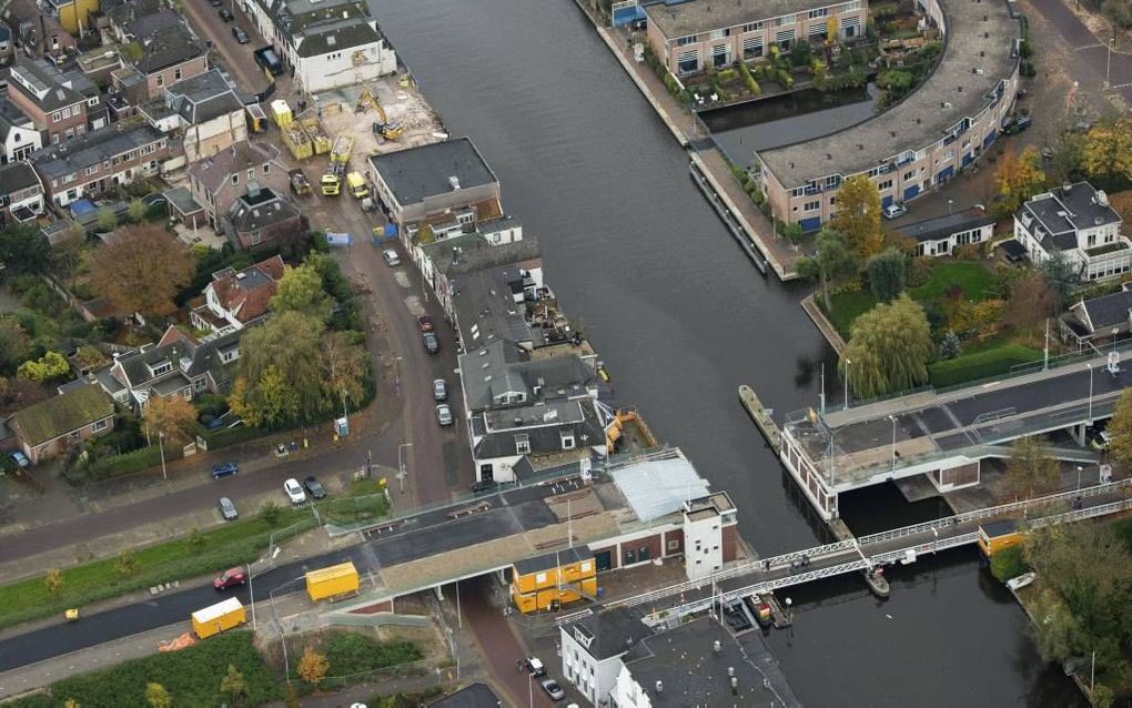 Luchtfoto van de plek waar twee kranen omvielen van een ponton in het Juliakanaal in Alphen aan den Rijn. De zes bij het ongeluk verwoeste panden zijn inmiddels gesloopt. Volgens de planning kunnen de bewoners eind 2016 weer op hun oude adres in een nieuw