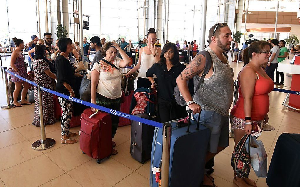 Britse toeristen op de luchthaven van Sharm al-Sheikh. Beeld AFP